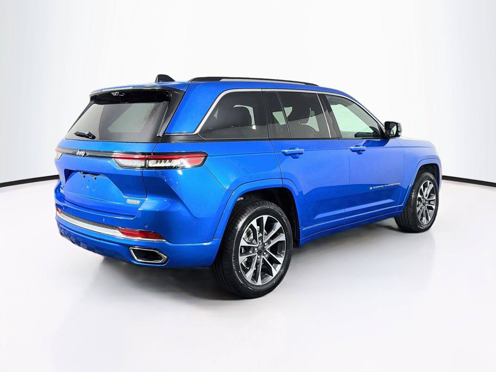 Used 2022 Jeep Grand Cherokee Overland w/ Advanced Protech Group III AWD/4WD image 11