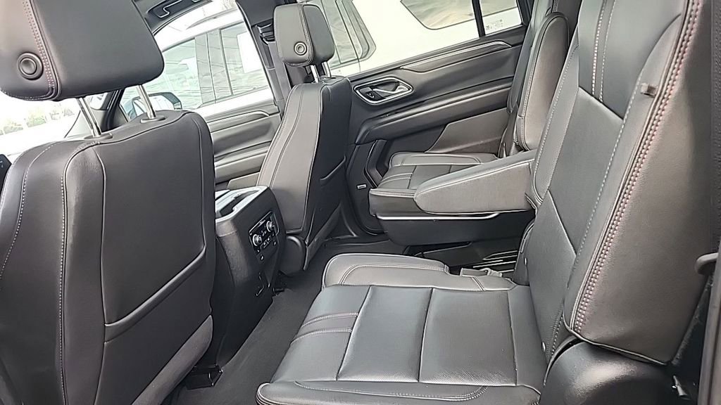 Used 2022 Chevrolet Suburban RST w/ Luxury Package AWD/4WD image 2