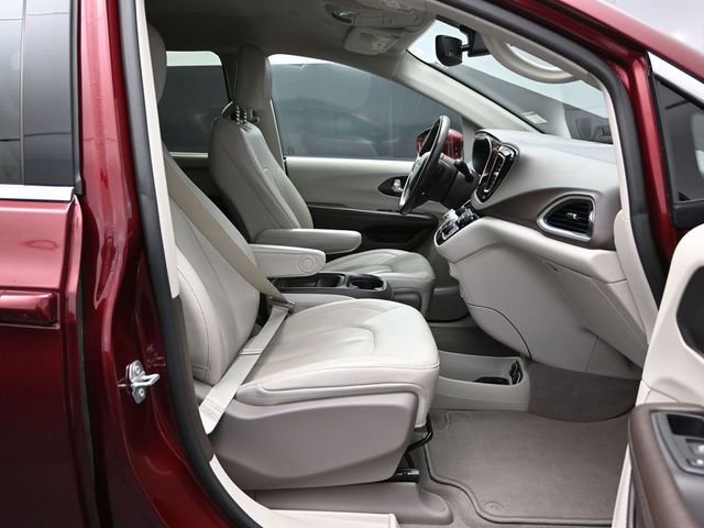 Used 2020 Chrysler Pacifica Touring-L w/ Tire & Wheel Group image 25