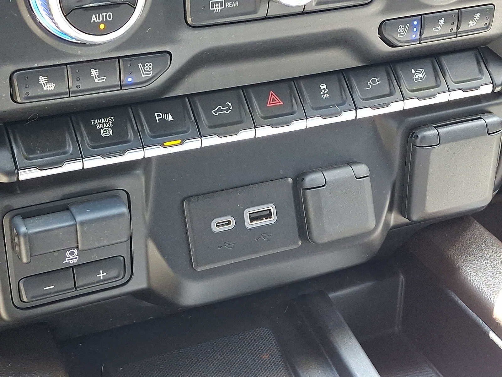 Used 2022 GMC Sierra 3500 SLT w/ SLT Premium Package AWD/4WD image 24
