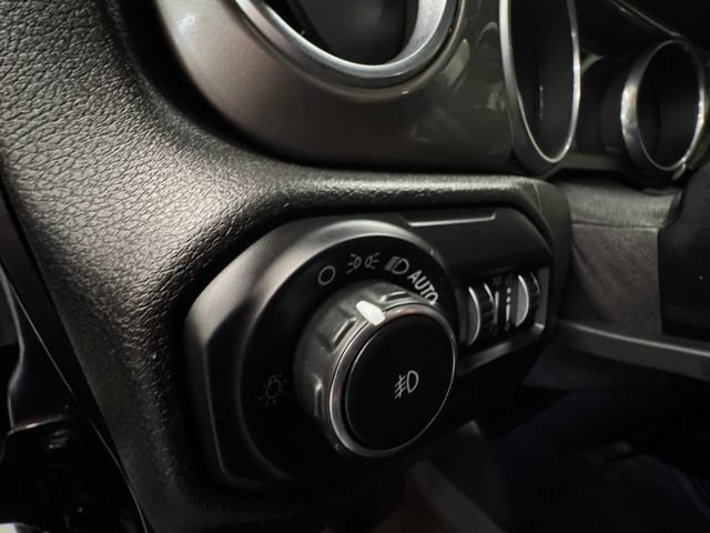 Used 2018 Jeep Wrangler Unlimited Sahara AWD/4WD image 22