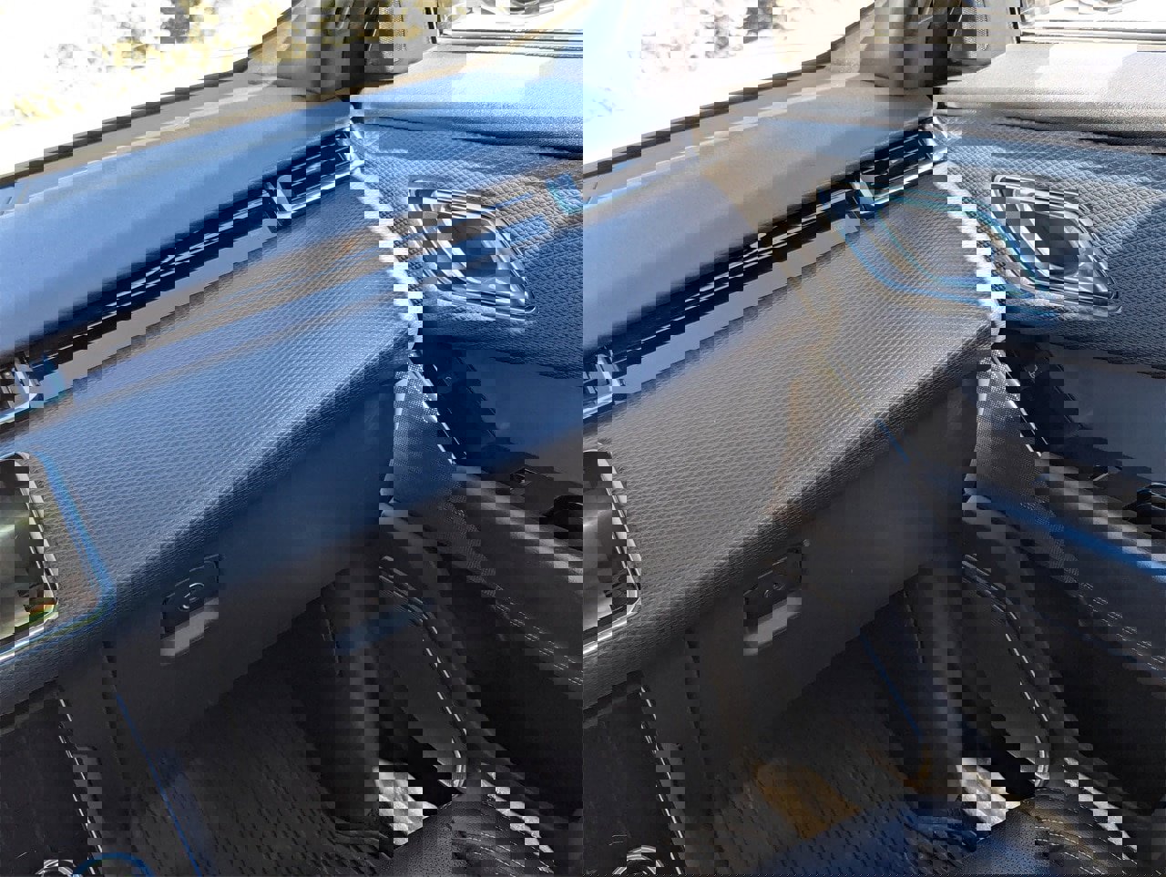 Used 2018 Land Rover Range Rover Velar R-Dynamic SE image 21