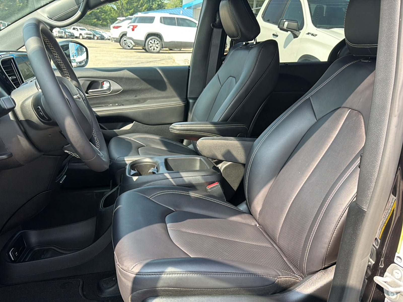 Used 2026 Chrysler Pacifica Select FWD image 15