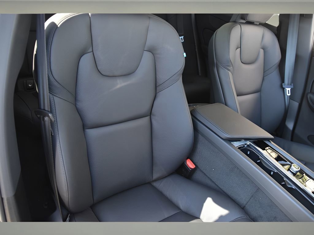Certified 2025 Volvo XC60 T8 Plus w/ Protection Package Premier image 27