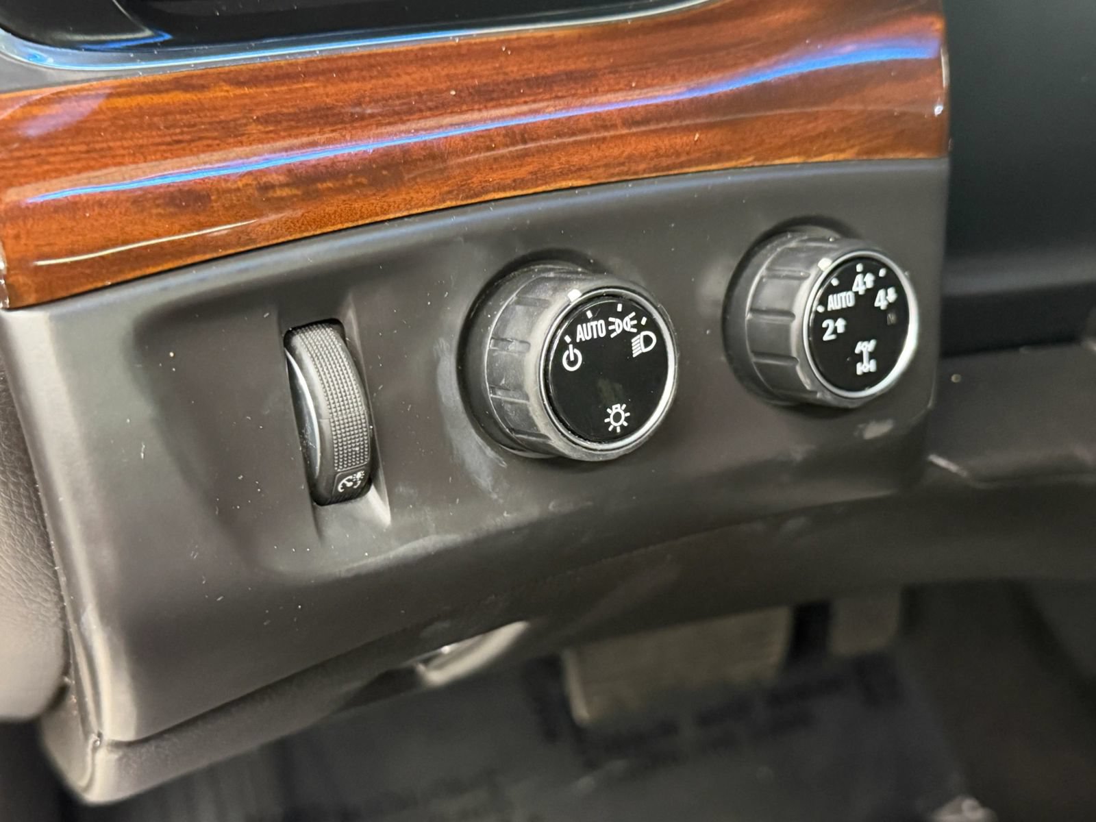 Used 2015 Cadillac Escalade ESV Premium AWD/4WD image 18