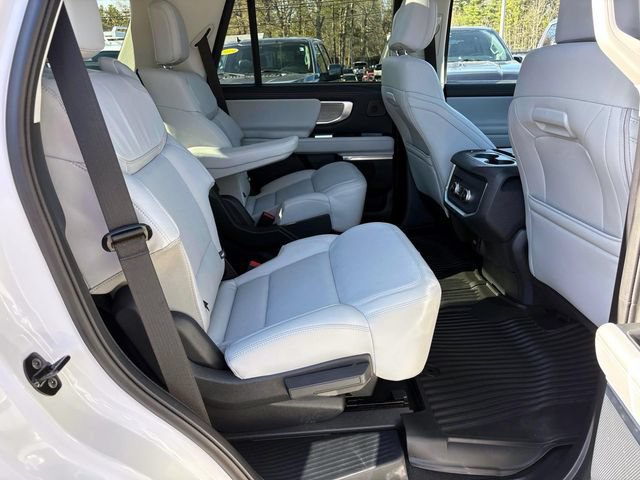 Used 2025 Ford Expedition Platinum w/ Driver's Package AWD/4WD image 18