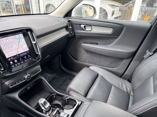 Certified 2025 Volvo XC40 B5 Plus AWD/4WD image 22