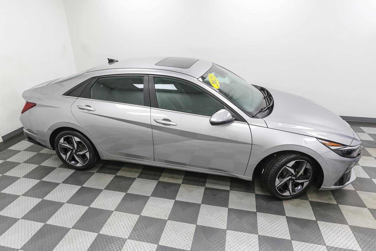 Used 2023 Hyundai Elantra Limited FWD image 5