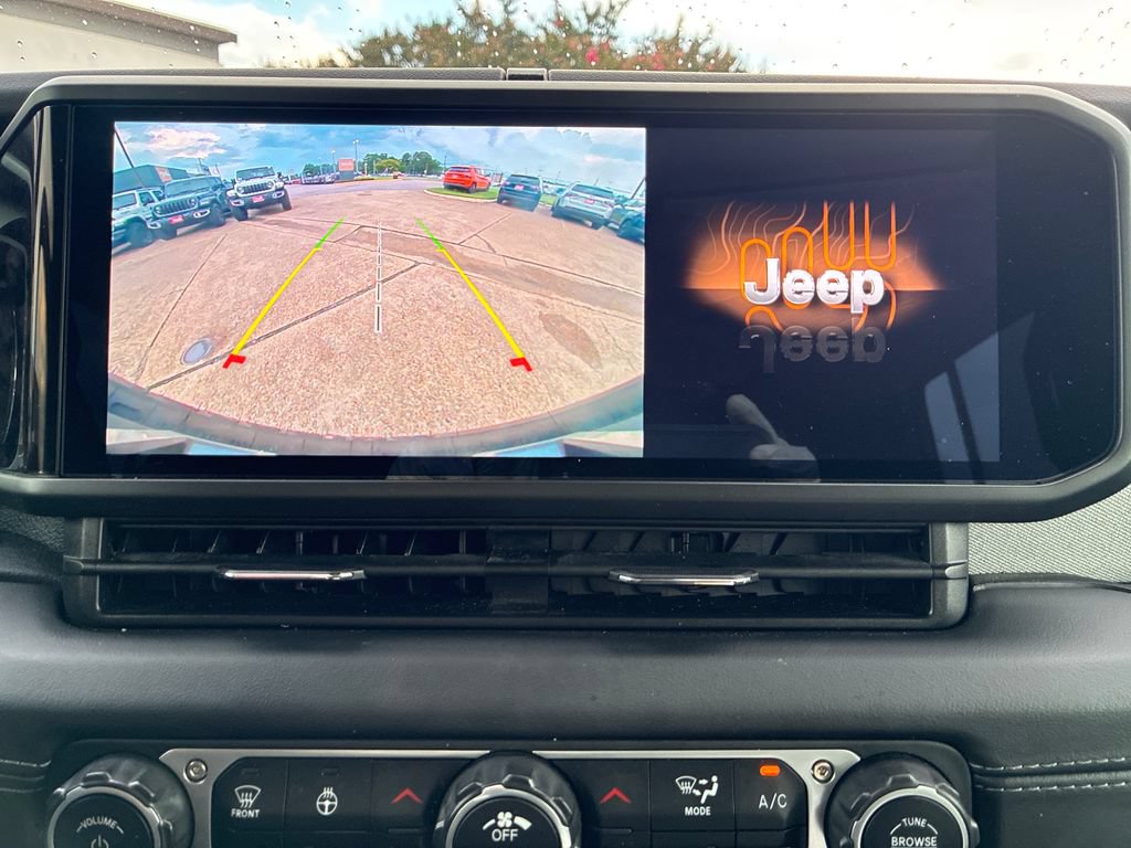 Used 2025 Jeep Wrangler Unlimited Sahara AWD/4WD image 30