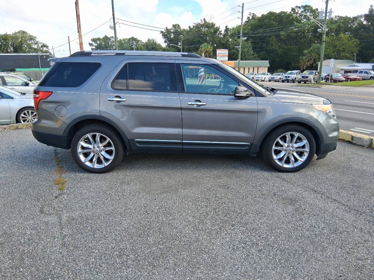 Used 2014 Ford Explorer XLT w/ Equipment Group 202A FWD image 2