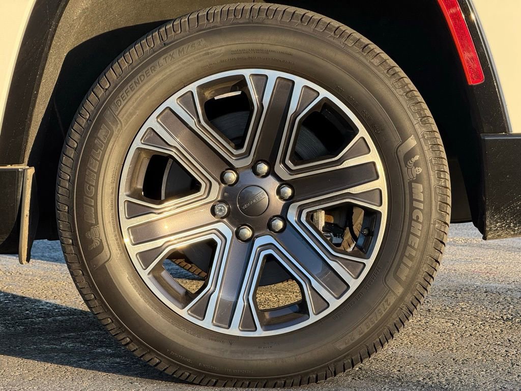 Used 2024 Jeep Wagoneer L Series II image 3