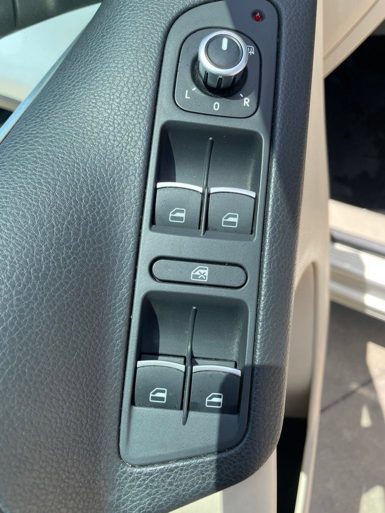 Used 2015 Volkswagen Tiguan SE FWD image 16