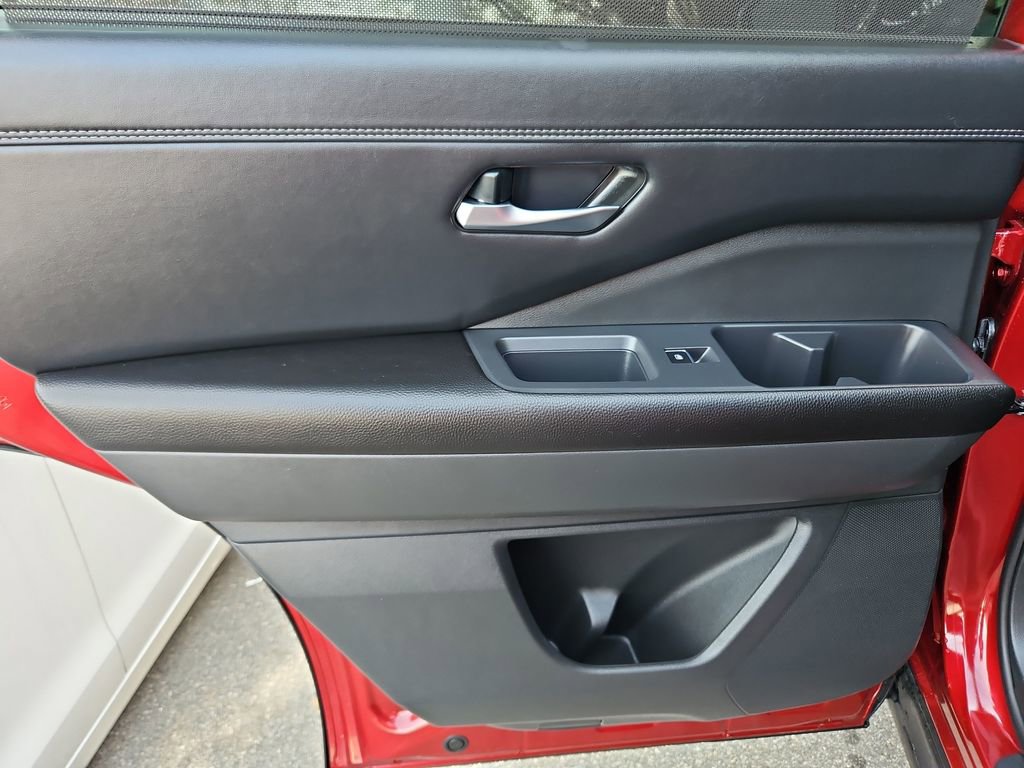 Used 2025 Nissan Pathfinder Platinum image 34