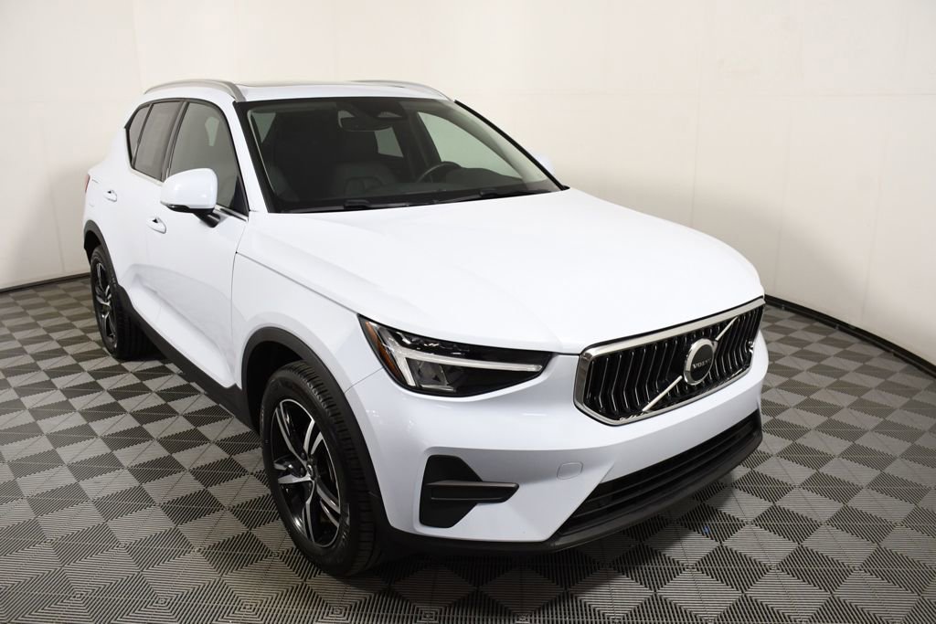 Used 2025 Volvo XC40 B5 Core image 9