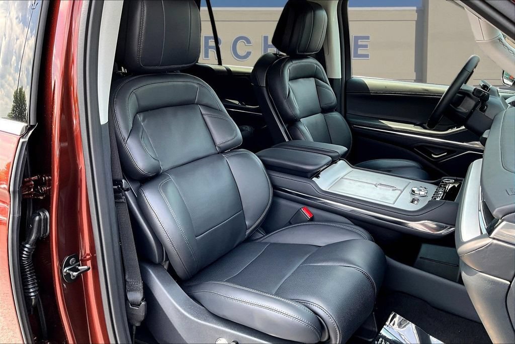 New 2027 Lincoln Navigator L Premier RWD image 11