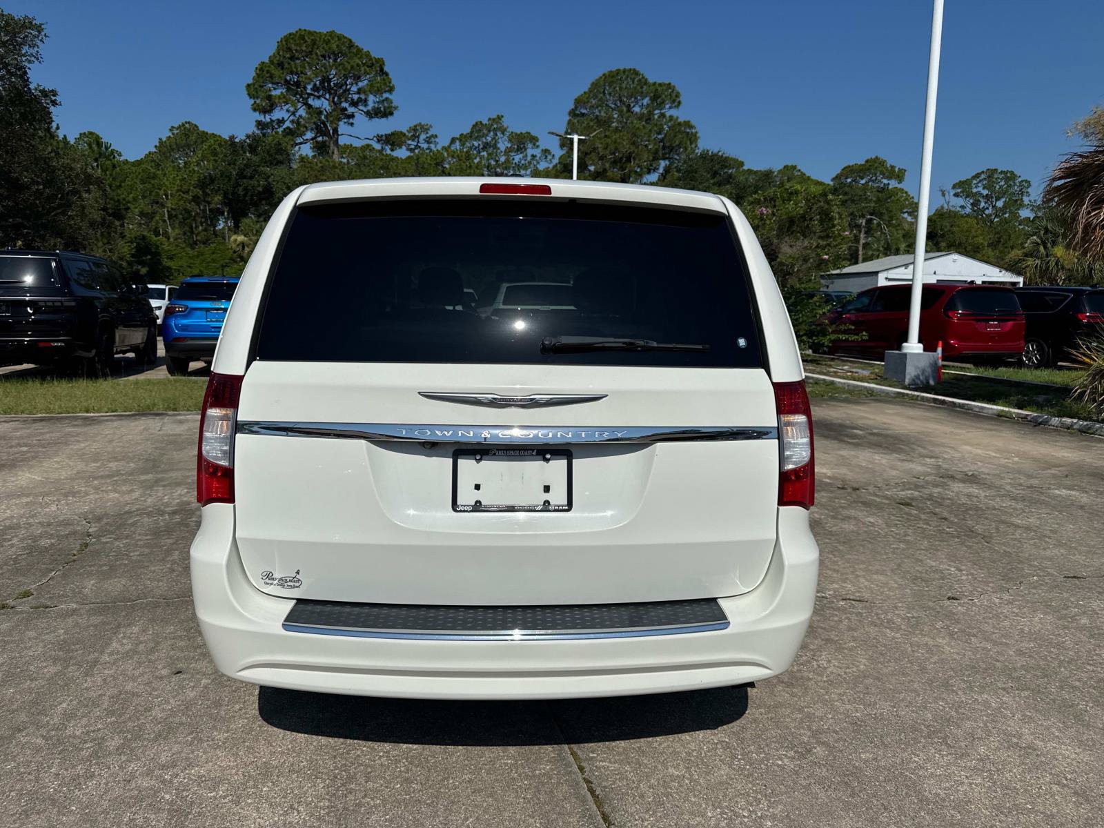 Used 2013 Chrysler Town & Country Touring FWD image 4