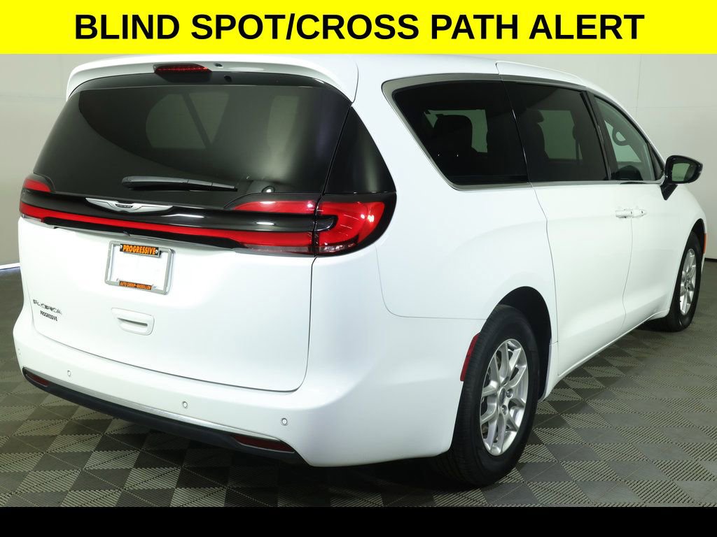 Used 2025 Chrysler Pacifica Select FWD image 7