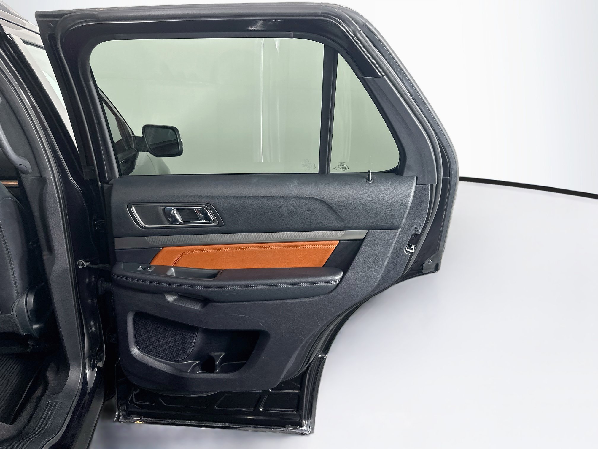 Used 2019 Ford Explorer XLT w/ Equipment Group 202A AWD/4WD image 32