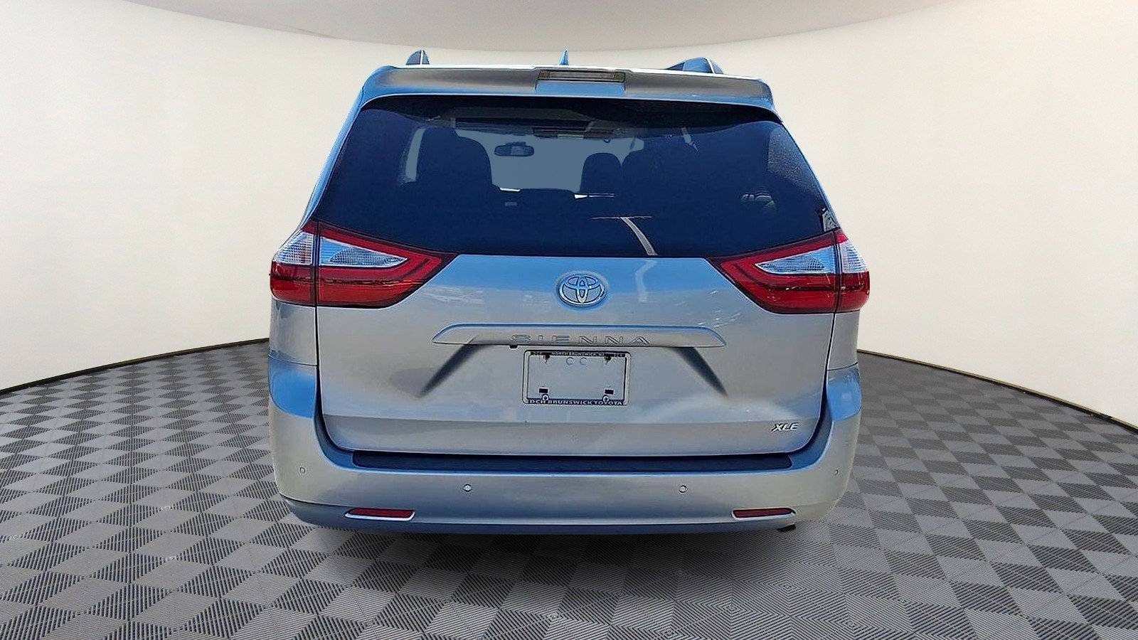 Used 2019 Toyota Sienna XLE w/ XLE Navigation Package FWD image 7