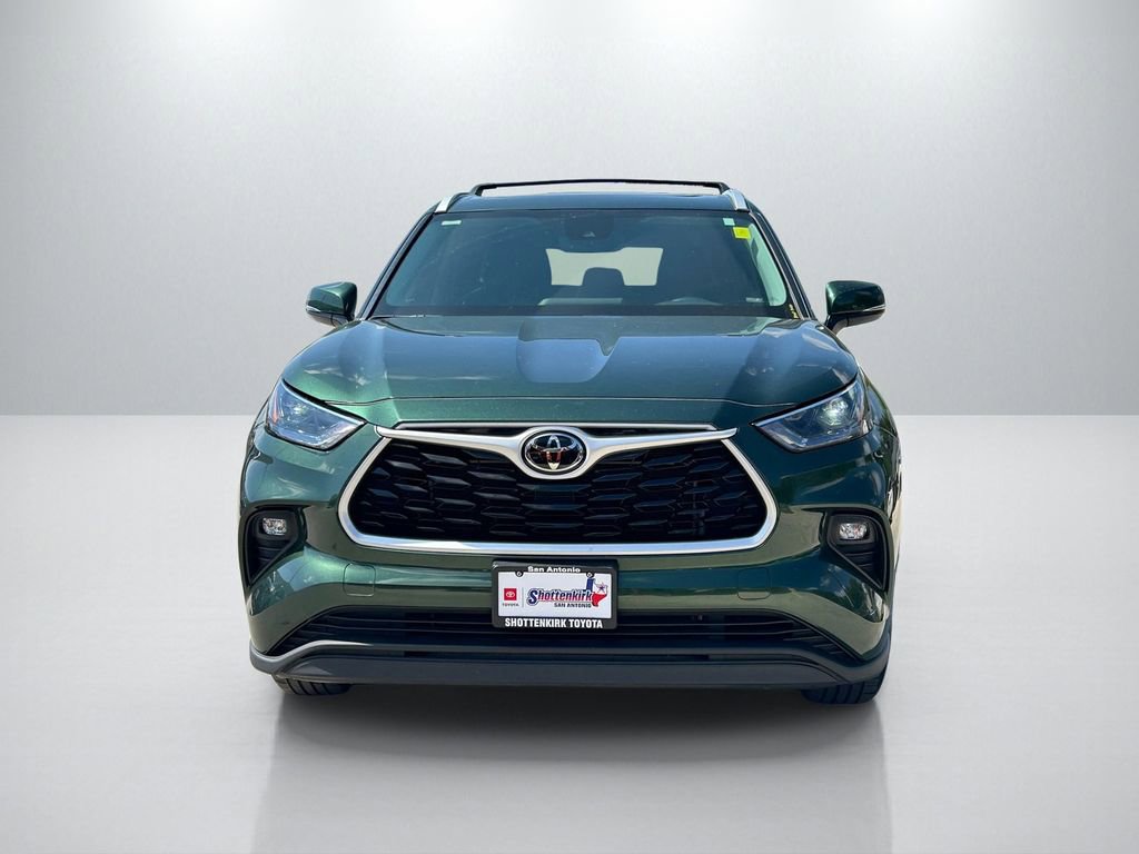 Used 2023 Toyota Highlander XLE image 2