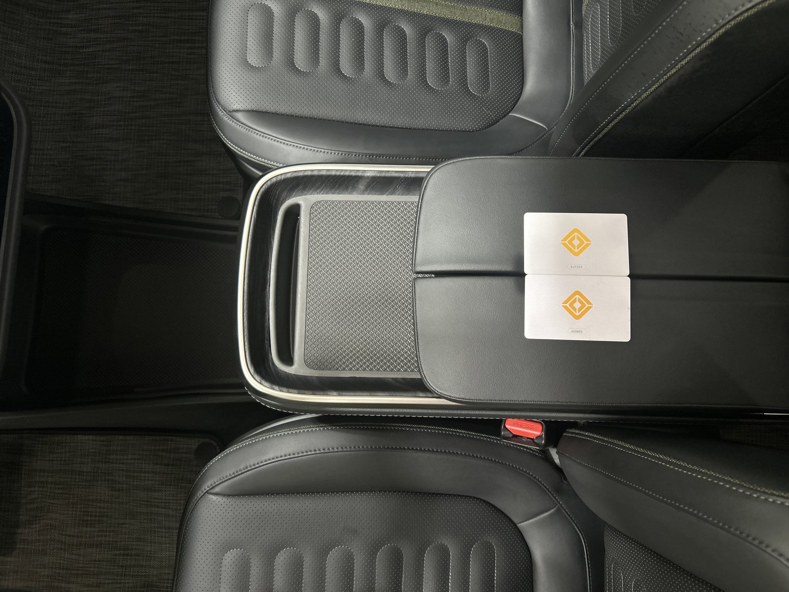 Used 2024 Rivian R1S Adventure image 31