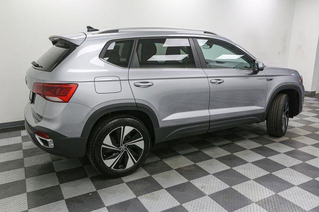 Certified 2024 Volkswagen Taos SE image 12