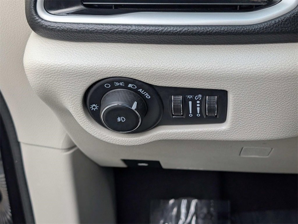 Used 2024 Chrysler Pacifica Select image 28