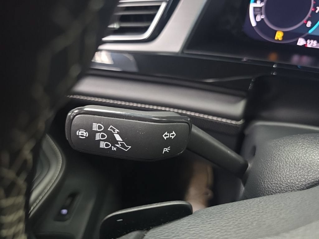 Used 2025 Volkswagen Atlas Cross Sport SE FWD image 29