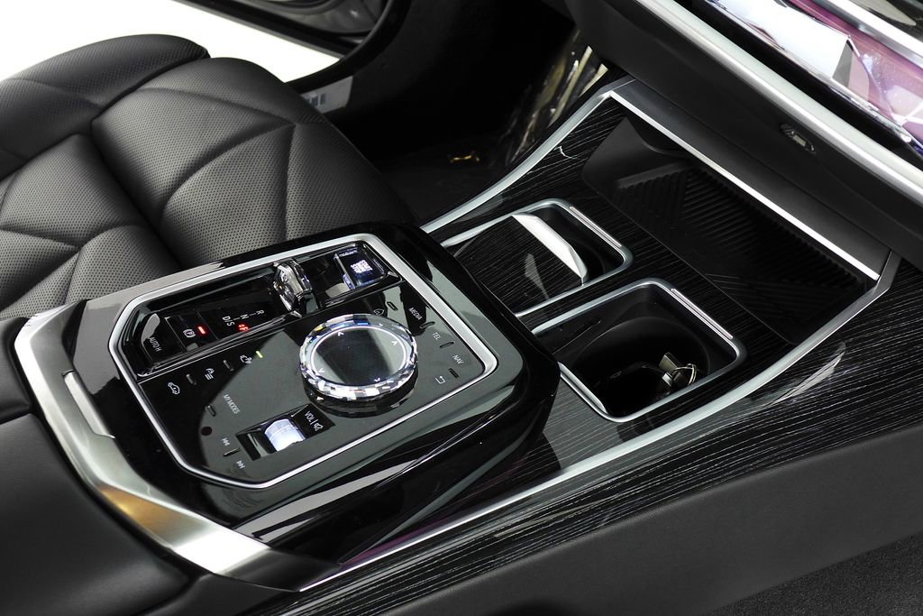 Used 2023 BMW 740i w/ Parking Assistance Package RWD image 15