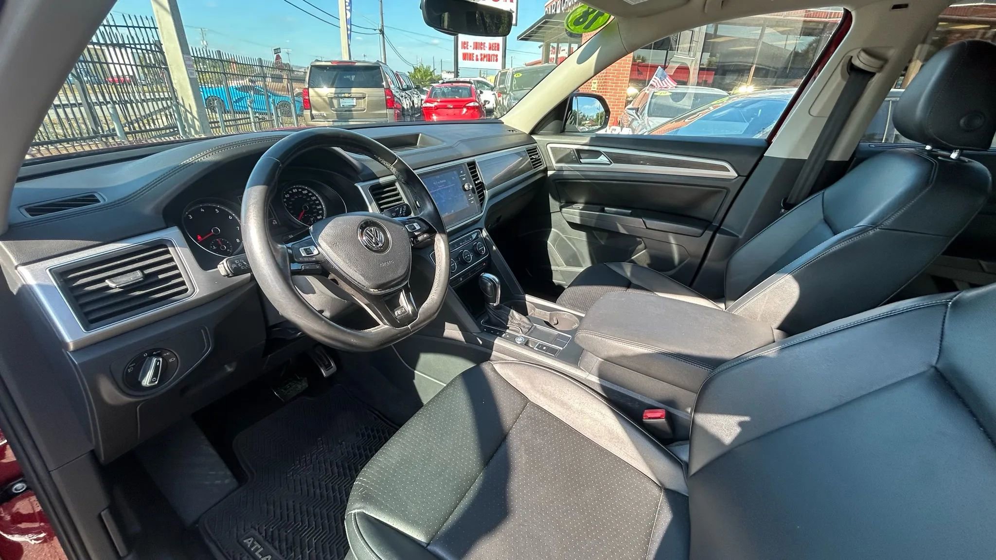 Used 2018 Volkswagen Atlas SE w/ R-Line Package image 9