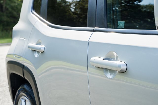 Used 2020 Jeep Renegade Latitude w/ UConnect 8.4 Nav Group image 24