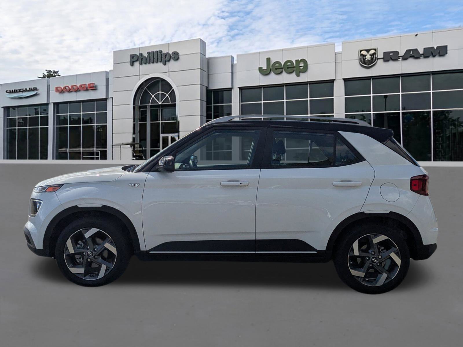 Used 2024 Hyundai Venue Limited image 6