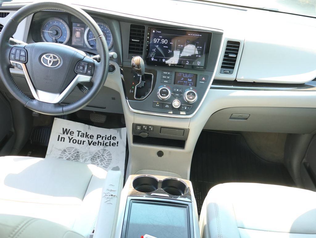 Used 2017 Toyota Sienna XLE FWD image 14