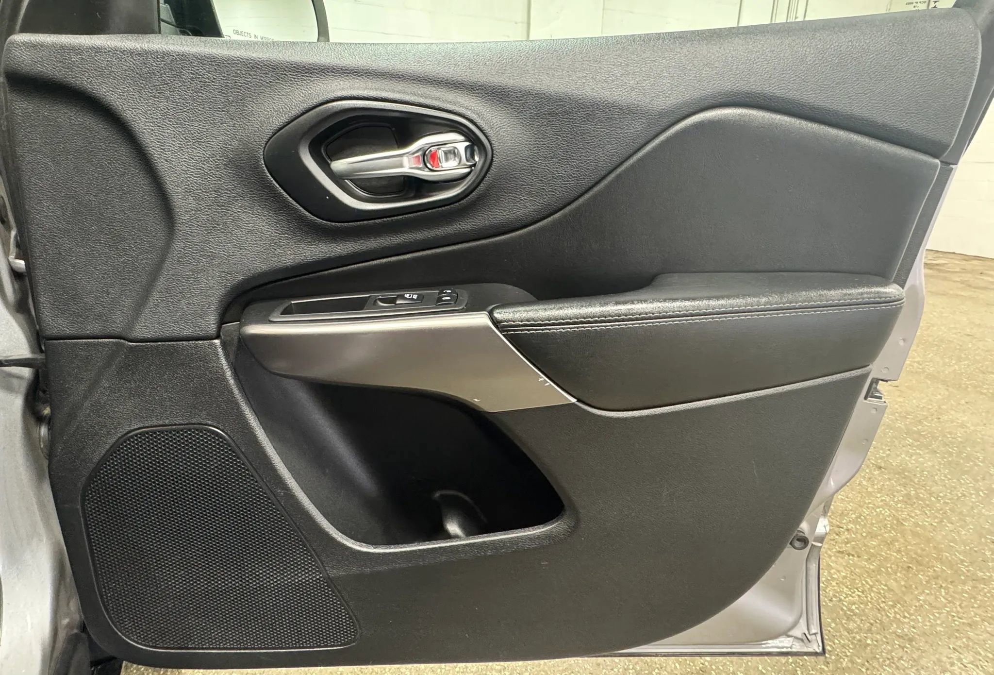 Used 2019 Jeep Cherokee Limited image 21