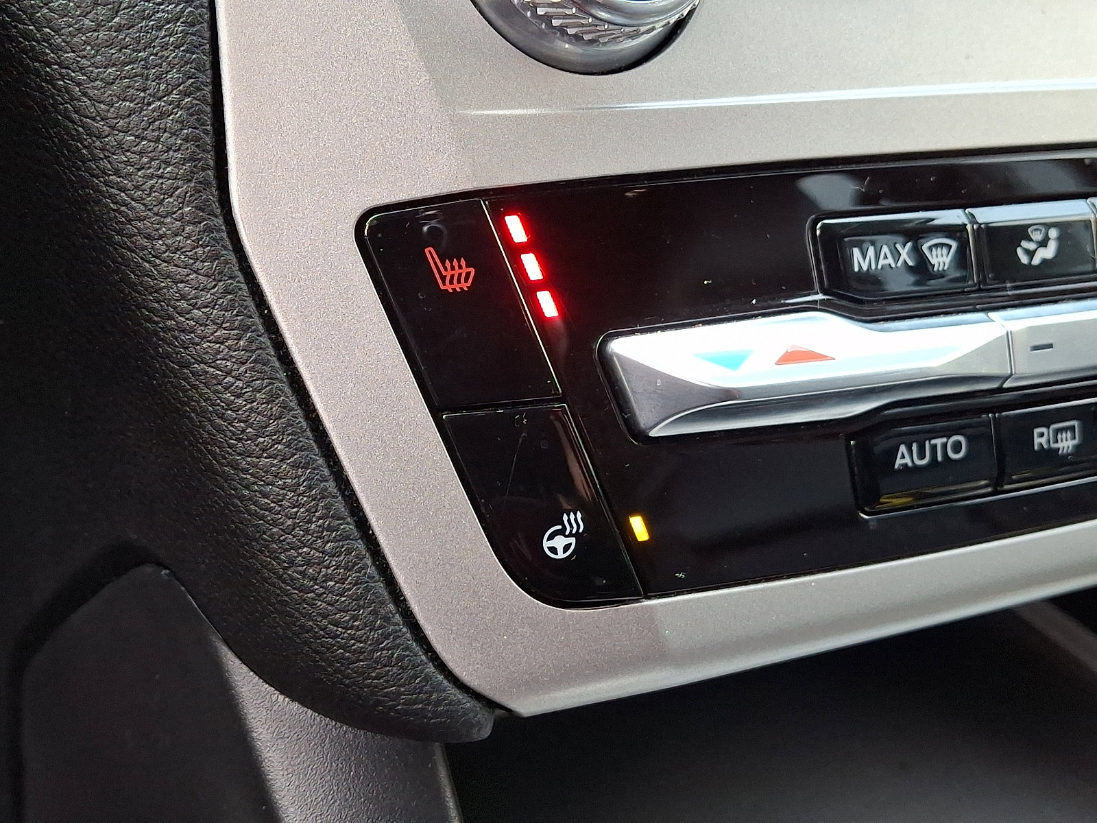 Certified 2022 Ford Explorer XLT w/ Equipment Group 202A image 24