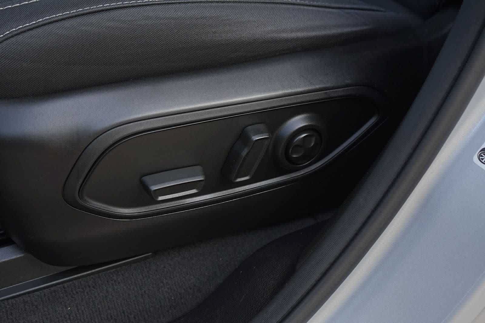 Used 2024 Jeep Grand Cherokee Laredo RWD image 12