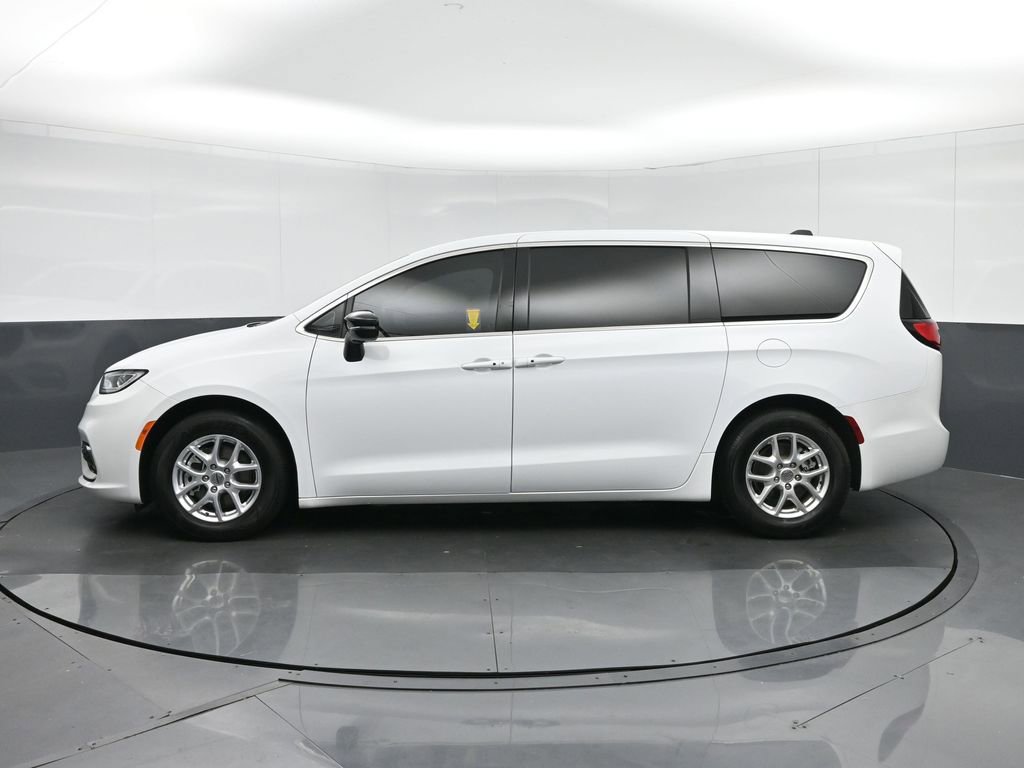 Used 2024 Chrysler Pacifica Touring image 4