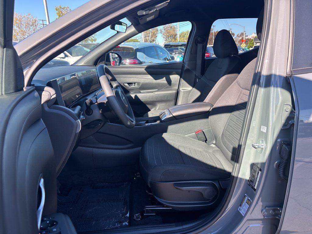Used 2025 Hyundai Santa Cruz SE AWD/4WD image 9