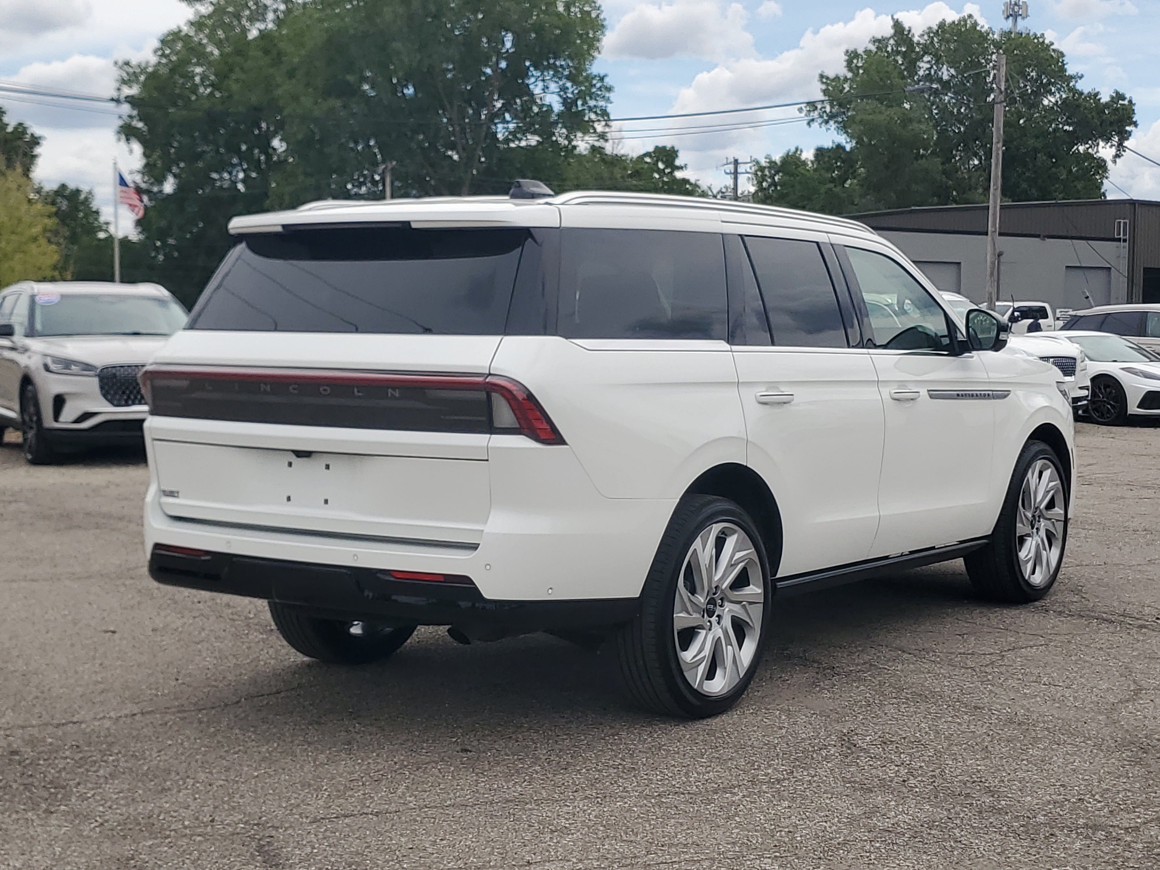 Used 2025 Lincoln Navigator Reserve AWD/4WD image 6
