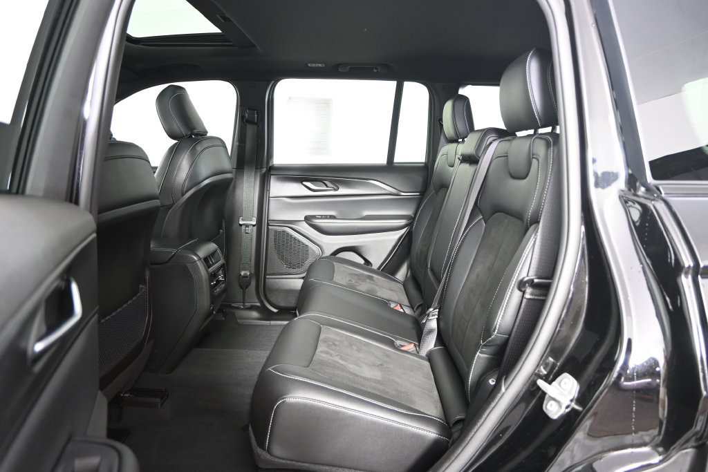 Used 2023 Jeep Grand Cherokee Altitude AWD/4WD image 17