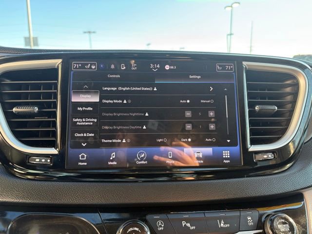 Used 2024 Chrysler Pacifica Touring-L image 16