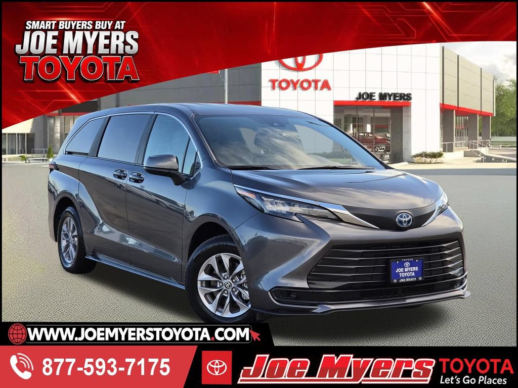 Used 2025 Toyota Sienna LE FWD image 1