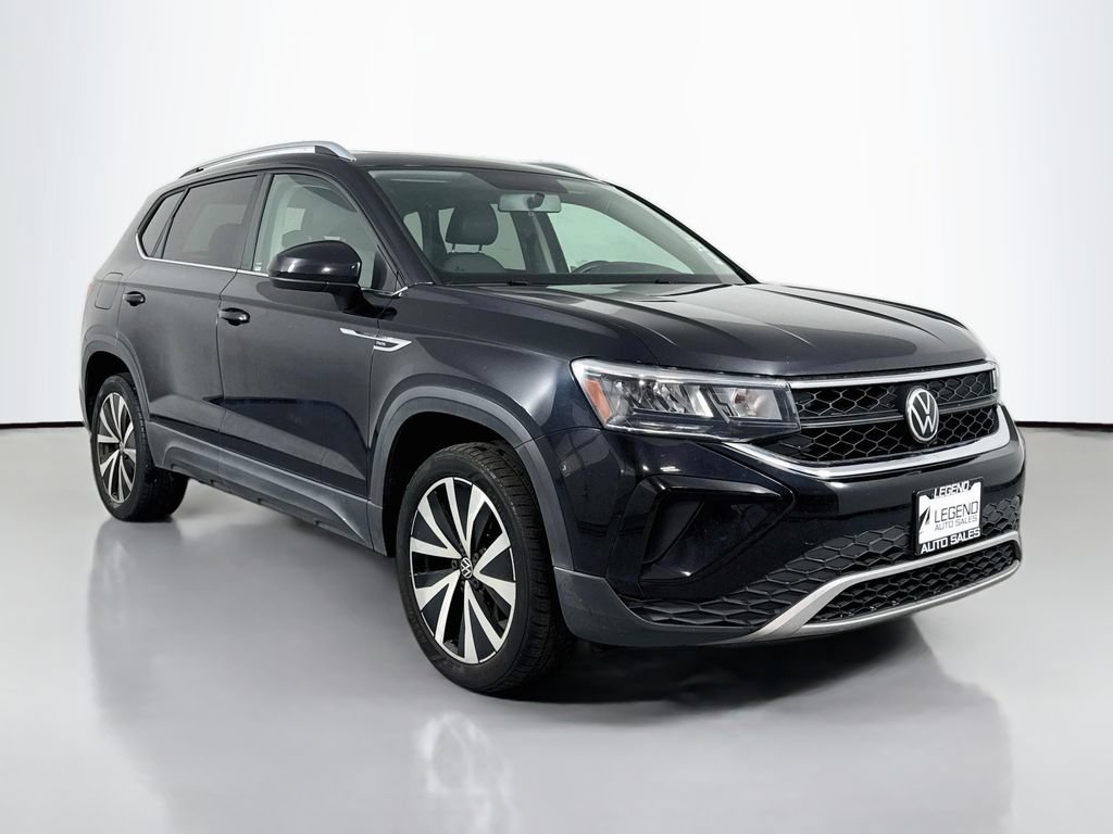 Used 2022 Volkswagen Taos SE w/ Panoramic Sunroof Package FWD image 4
