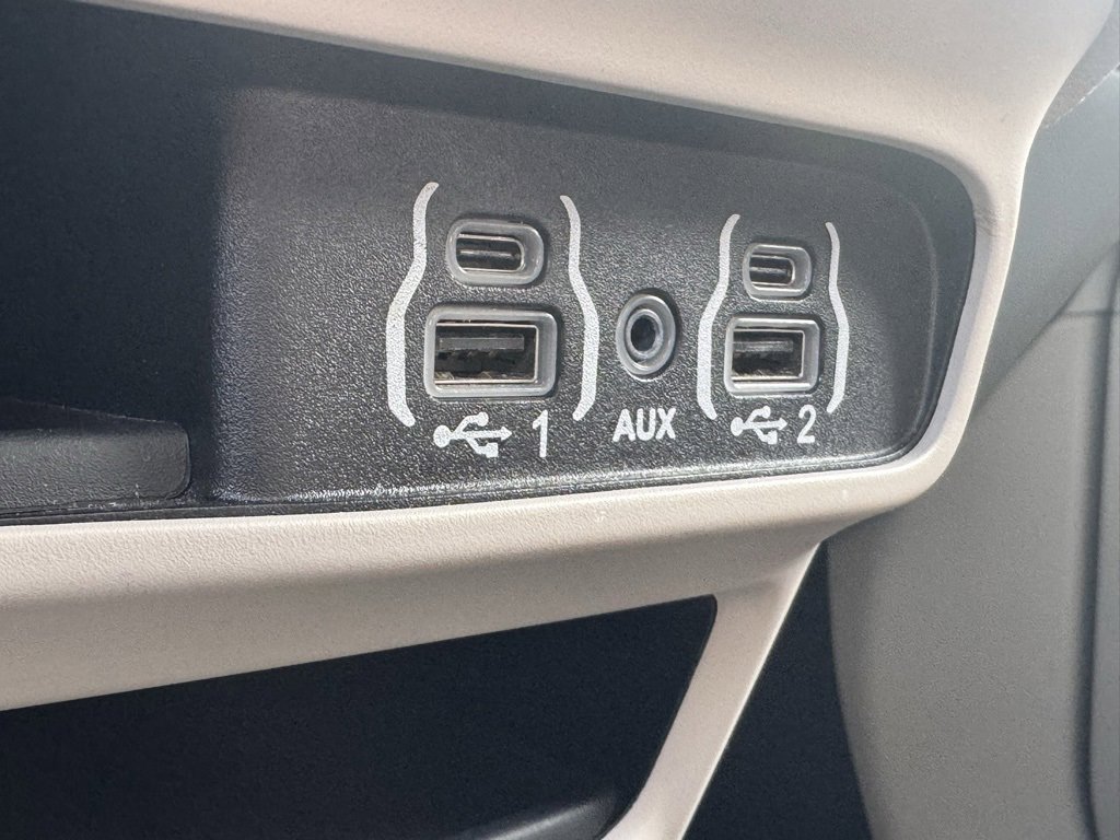 Used 2024 Chrysler Pacifica Touring-L image 26