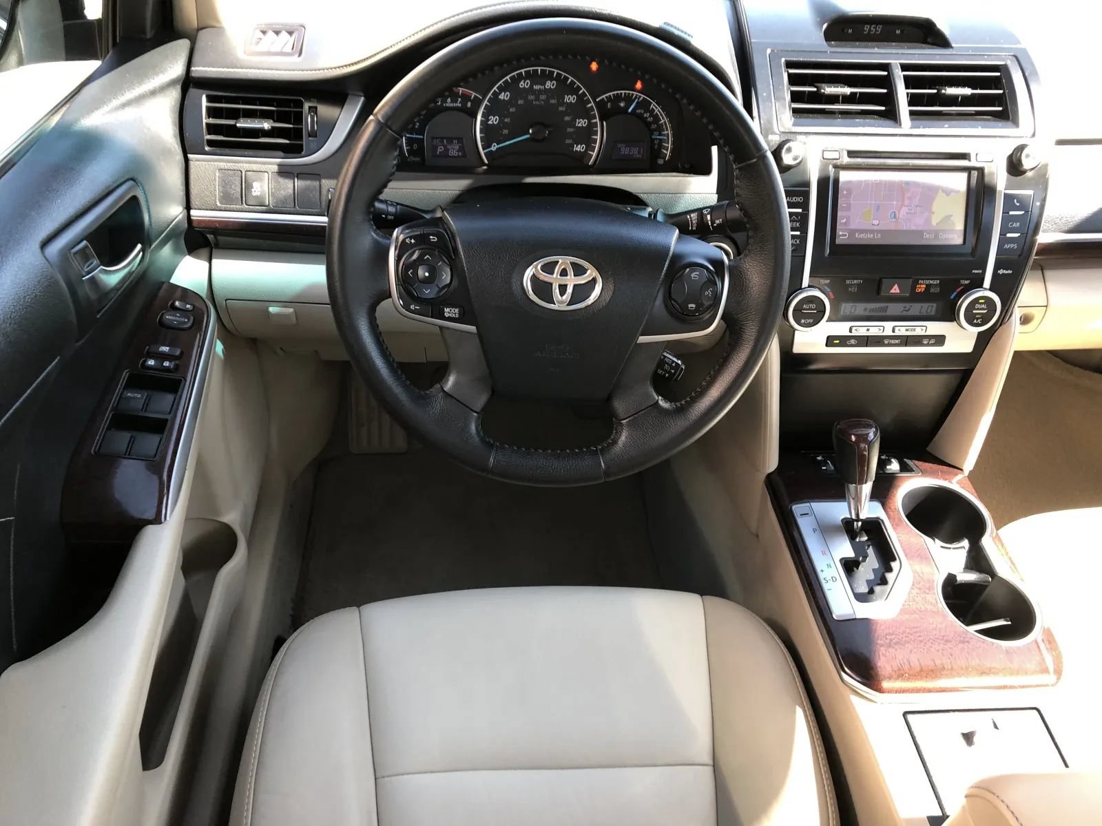 Used 2013 Toyota Camry XLE w/ Leather Pkg FWD image 9