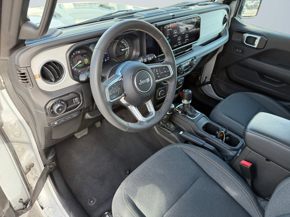 Used 2024 Jeep Wrangler Unlimited Sahara AWD/4WD image 15