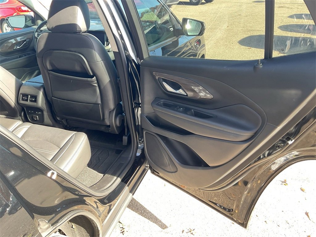 Used 2023 GMC Terrain Denali w/ Black Diamond Edition image 17