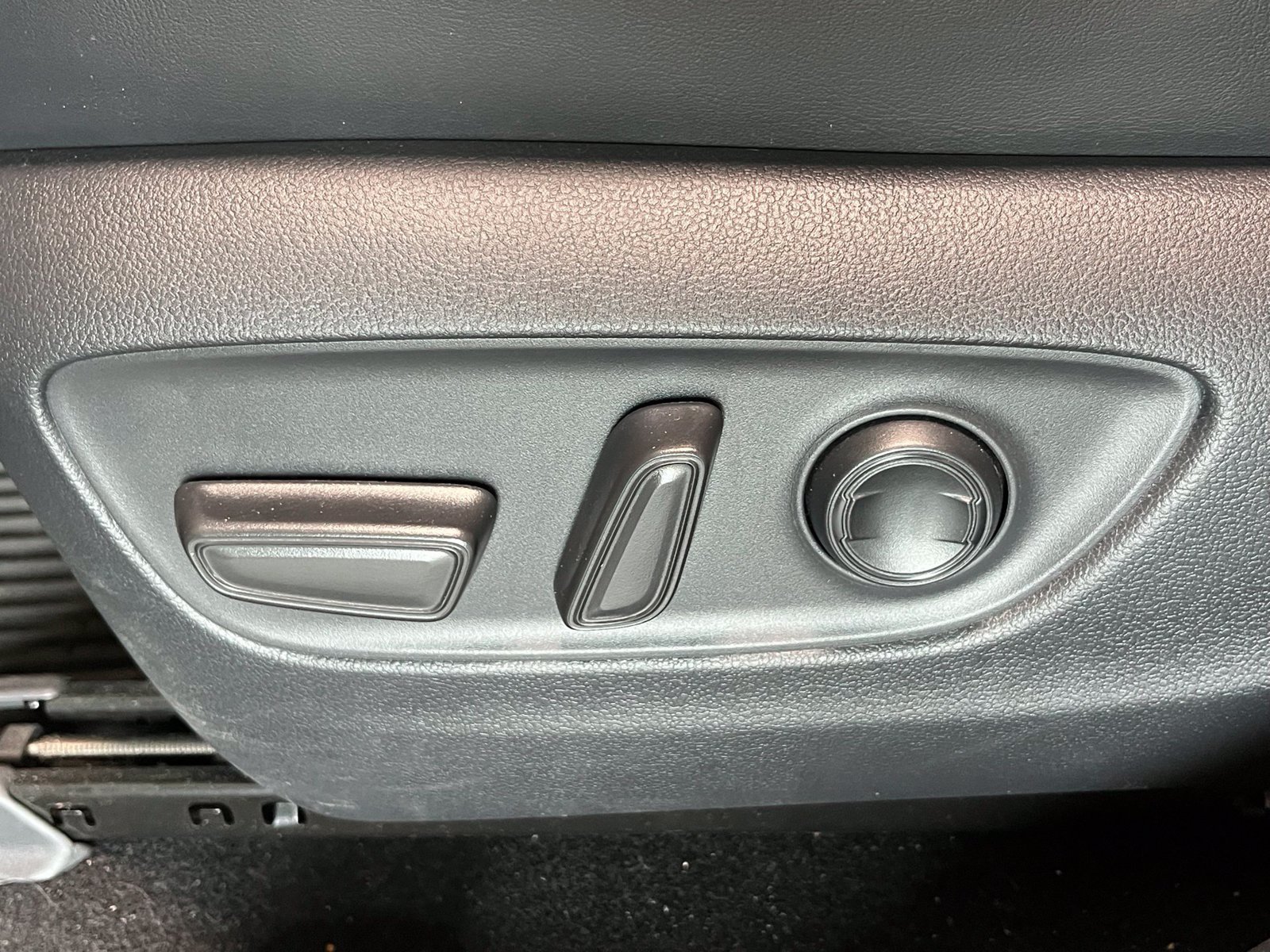 Used 2025 Toyota RAV4 XLE Premium w/ Weather Package AWD/4WD image 17