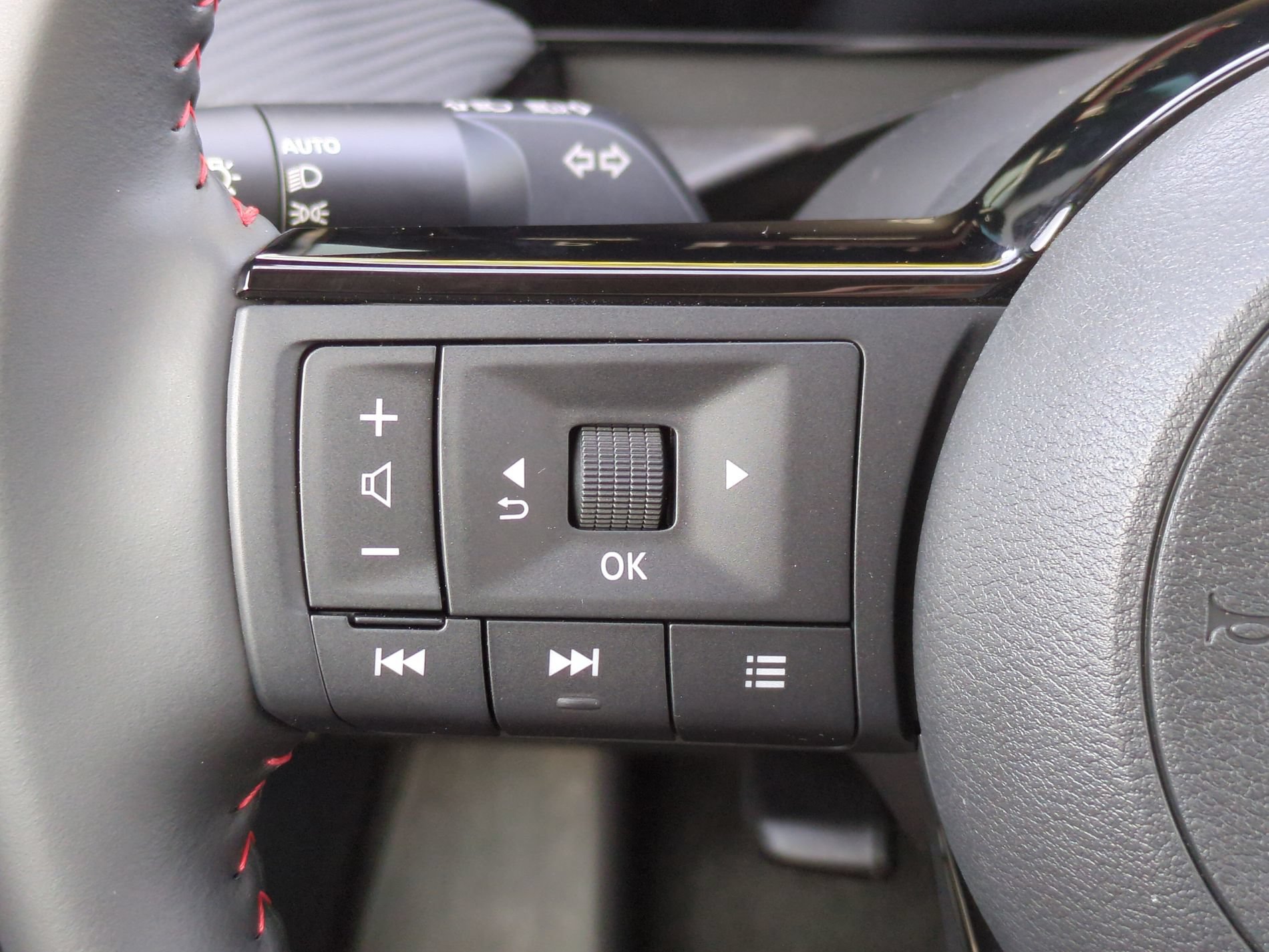 New 2026 Nissan Kicks SR FWD image 23