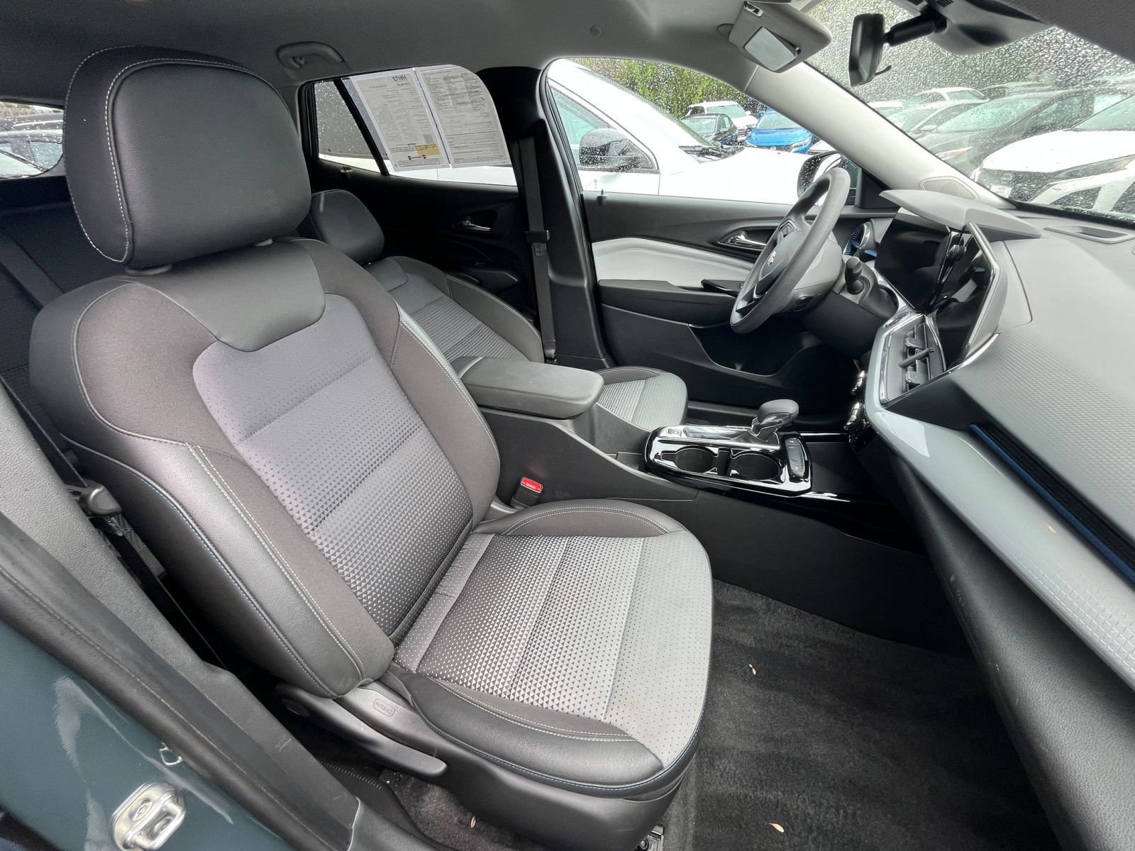Used 2025 Chevrolet Trax LT FWD image 35
